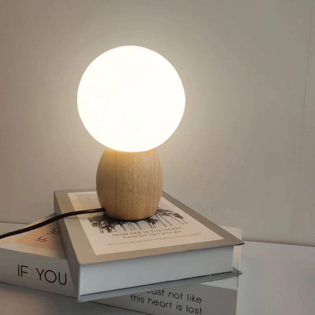 Lámpara de mesa de madera nórdica con leche de pelota de vidrio blanco